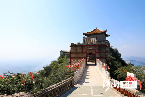 奇秀雞鳴山 一峰飛來高插云，故云行